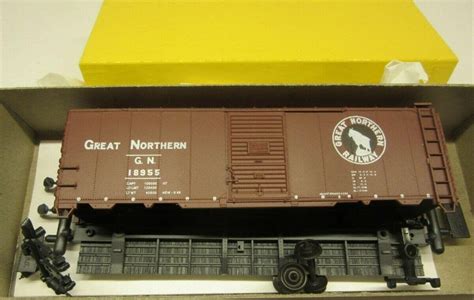 HO Scale Accurail 3215 Great Northern 40' Single Door Boxcar 